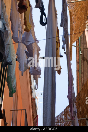 Lavaggio appeso a secco tra i balconi strette stradine che conducono da Piazza tasso, Sorrento, Baia di Napoli, Costiera Amalfitana, Italia Foto Stock