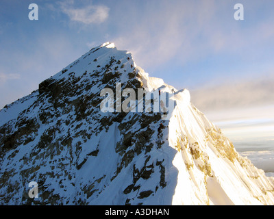 Gli alpinisti sulla cresta del vertice per la vetta del monte Everest, 8848m, come si vede dal Vertice Sud, 8751m, Himalaya, Nepal Foto Stock