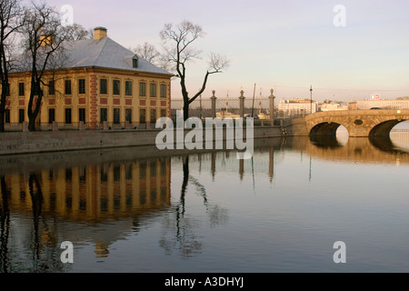 Estate Palazzo di Pietro il Grande nel giardino estivo, San Pietroburgo, Russia. Foto Stock