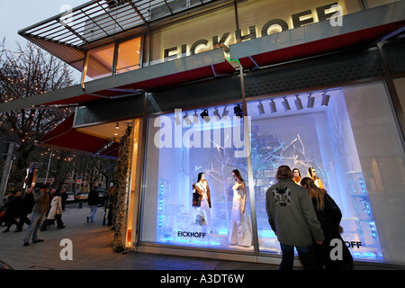 Giovane coupél davanti ad una vetrina di moda a Koenigsalle, Duesseldorf, Germania Foto Stock