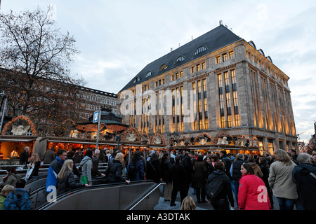 A Hurly Burly davanti ad un grande magazzino a Natale, carsh-Haus, Duesseldorf, Germania Foto Stock