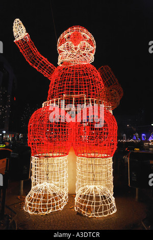 Su larga scala illuminata la figura di Babbo Natale Foto Stock