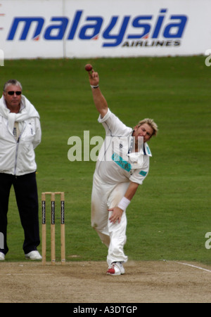 AUSTRALIAN CRICKETER Shane Warne BOWLING PER HAMPSHIRE CONTRO GLAMORGAN presso la Sophia GARDENS, Cardiff, Galles del Sud, Regno Unito Foto Stock