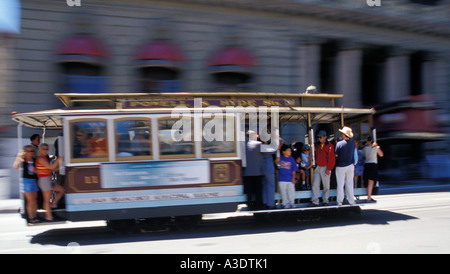 La funivia a velocità con motion blur, persone in piedi su piattaforme, San Francisco, CA, Stati Uniti d'America Foto Stock