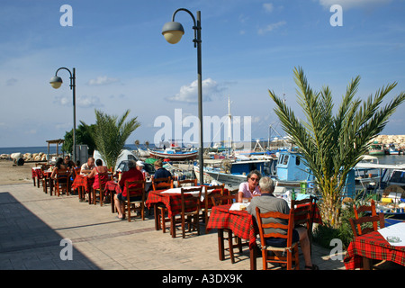 Cene ALFRESCO A LAKKI. A nord-ovest di Cipro. L'Europa. Foto Stock