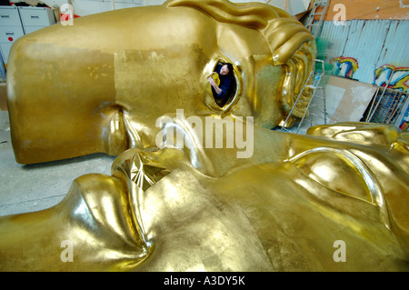 Artista in studio la creazione di un premio BAFTA gigante maschera per il 2007 British Academy of Film and Television Arts awards. Foto Stock