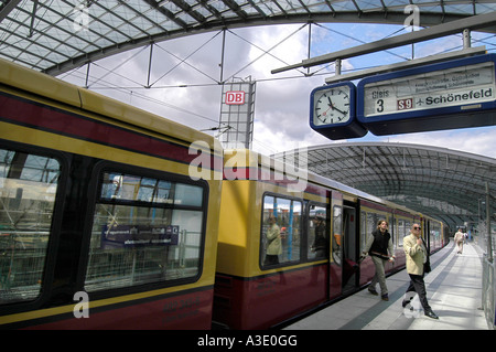 Il treno suburbano, stazione centrale di Berlino, Germania Foto Stock