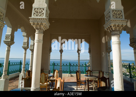 Terrazza con vista del mare sulla parte superiore del Palacio de Valle sulla Punta Gorda, Cienfuegos, Cuba. Foto Stock