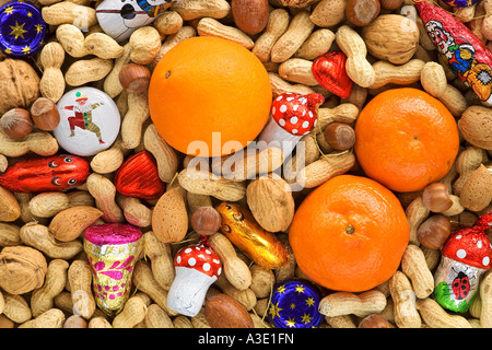 Diversi tipi di dadi con il natale il cioccolato e i tangerini Foto Stock