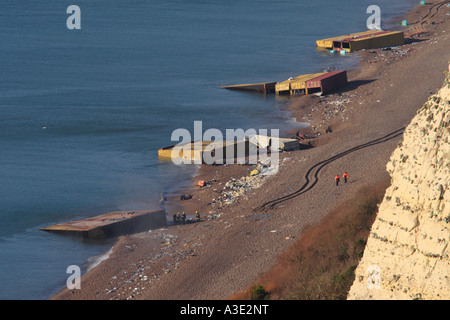 Spiaggia di Branscombe Devon UK inquinamento e fracassato i contenitori di spedizione dalla nave MSC Napoli Gennaio 2007 Foto Stock