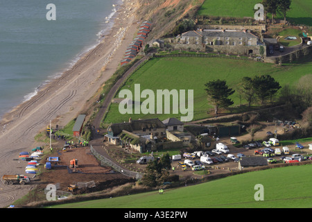 Branscombe Devon il piccolo villaggio pieno di forze di polizia e del contraente veicoli costruzione di un accesso alla spiaggia dopo la MSC Napoli Gennaio 2007 Foto Stock