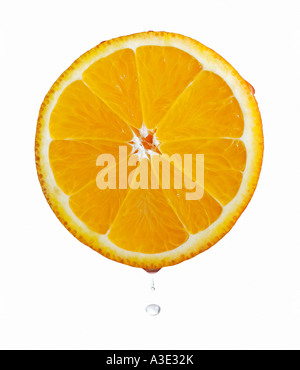 Mezza arancia appena tagliato contro uno sfondo bianco Foto Stock