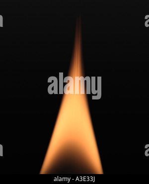 Fiamma contro uno sfondo nero Foto Stock