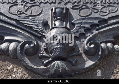 Dettaglio di una tomba-piastra, cranio con clessidra, Johannis-Cemetery, lamiera, Norimberga, Baviera, Germania Foto Stock