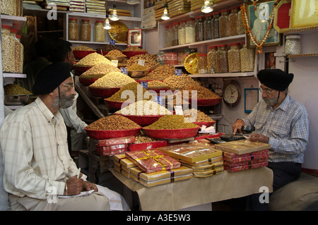 Spezie Indiane per vendita a Khari Baoli Bazaar nella Vecchia Delhi in India Foto Stock