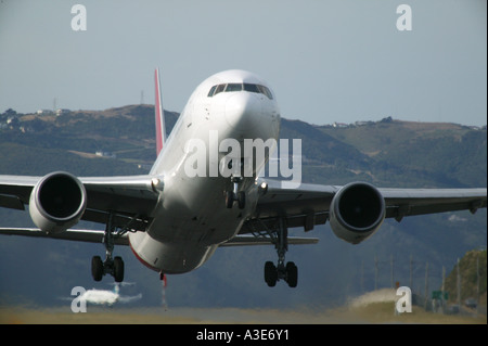 Boeing 767 della Qantas Airways decollo dall'Aeroporto di Wellington, Nuova Zelanda Foto Stock