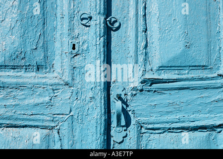 Il vecchio di legno verniciato porta, emborio, Santorini, Grecia Foto Stock