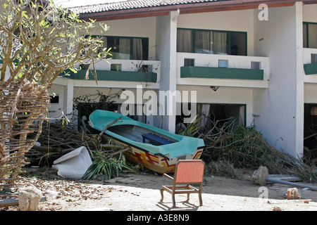 Sri Lanka, motel su SW costa vicino a Beruwala danneggiato dal 2004 tsunami, in barca si è incagliata Foto Stock