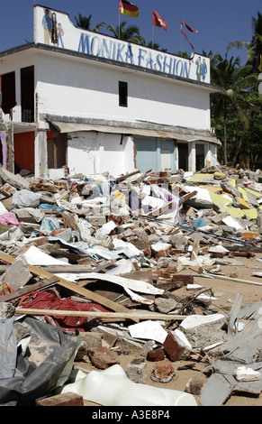 Sri Lanka, fashion shop su SW costa vicino a Beruwala danneggiato dal 2004 tsunami, manichino tra le macerie in primo piano Foto Stock