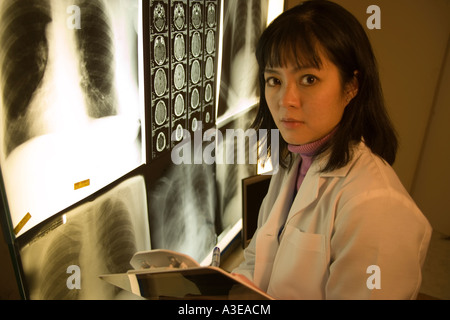 Lavoratore di sanità rivedendo i raggi x. Lei è un medico, un infermiere o un assistente? Foto Stock