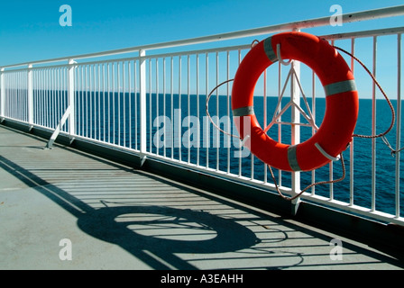 Lifebelt a ringhiera sul terrazzo di una nave Foto Stock