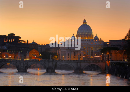 La Basilica di San Pietro al tramonto, in primo piano il Ponte Sant'Angelo sul Tevere, Roma, Italia Foto Stock