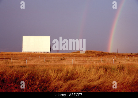 Doppio Arcobaleno atterra su fatiscenti Drive in Movie Theater Foto Stock