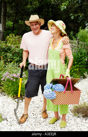 Ritratto di un uomo maturo in piedi con una donna senior in un giardino Foto Stock