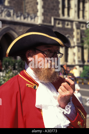 Nuova Zelanda Christchurch Arts Center mercato del weekend Town Crier in costume tubo di fumo Foto Stock