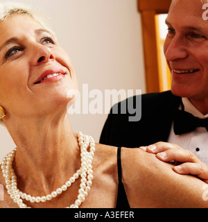 Close-up di un uomo maturo e un senior donna sorridente Foto Stock