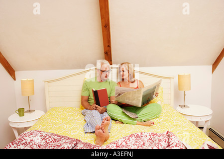 Coppia matura seduta sul letto Foto Stock