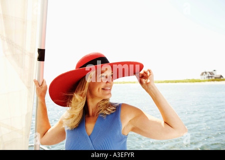 Close-up di una donna matura in una barca a vela e sorridente Foto Stock