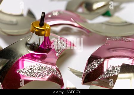 Rotture di Natale ornamento a sfera Foto Stock