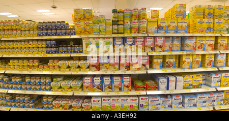 Cibo per neonati in visualizzazione in scaffale di supermercato Foto Stock