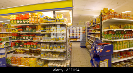 Cibo e Co display sul ripiano nel supermercato Foto Stock