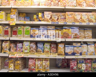 Cereale in plastica e scatola in vendita nel supermercato Foto Stock