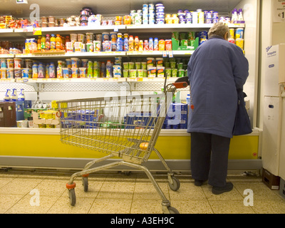 La produzione industriale di massa ripiano scaffali ad elemento prodotto concetto astratto simbolo icona di identificazione lifestyle shopping commerciali c Foto Stock