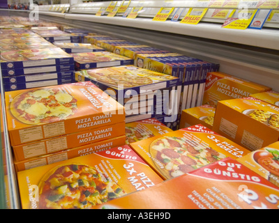 Pancake pizza congelata la produzione industriale di massa ripiano scaffali ad elemento prodotto concetto astratto simbolo icona di identificazione lifestyle shopping Foto Stock