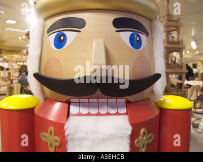 Il tedesco Nussknacker schiaccianoci in shopping mall department store Foto Stock