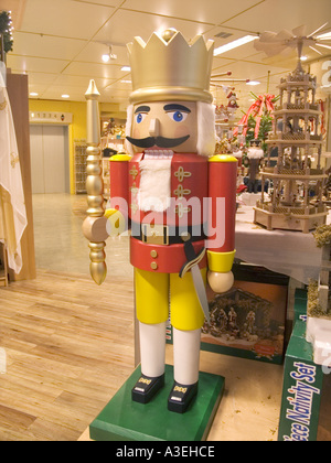 Il tedesco Nussknacker schiaccianoci in shopping mall department store Foto Stock