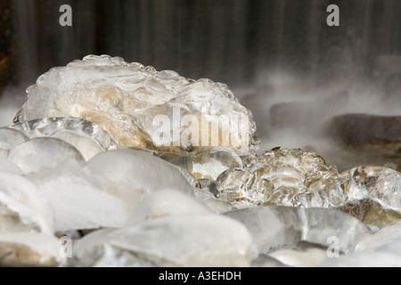 Coperte di ghiaccio pietre nei pressi di una cascata Foto Stock