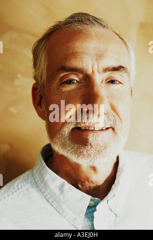 Ritratto di un uomo maturo sorridente Foto Stock