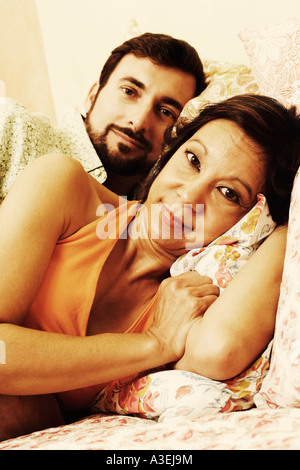 Ritratto di una coppia matura giacente a letto Foto Stock