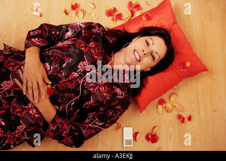 Lettore mp3 musicale su un tavolo in legno. Musica e tecnologia, tempo  libero e stile di vita Foto stock - Alamy