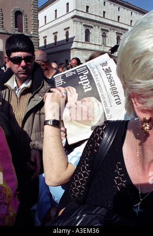 Donna con report quotidiano la morte del papa vicino a St Peters sq la morte del papa roma Apr 2005 Foto Stock