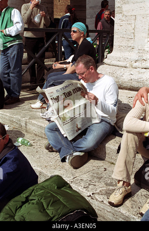 Uomo di lettura report quotidiano la morte del papa st peters sq la morte del papa roma Apr 2005 Foto Stock