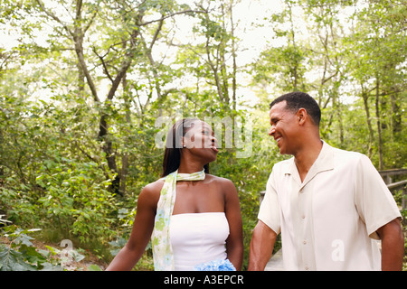 Giovane guardando ogni altro e sorridente Foto Stock