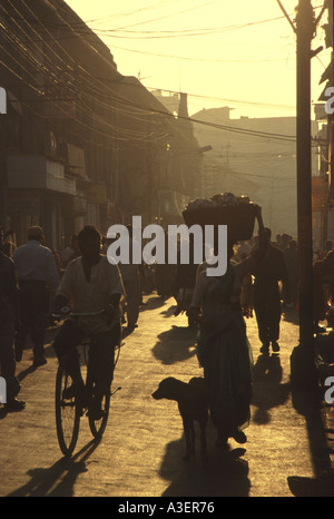 MARGAO, Goa, India. Una scena di strada dal mercato di Gandhi nelle prime ore del mattino. Foto Stock