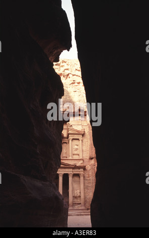 PETRA, Giordania. Il Tesoro come si vede dal siq al mattino presto. Foto Stock