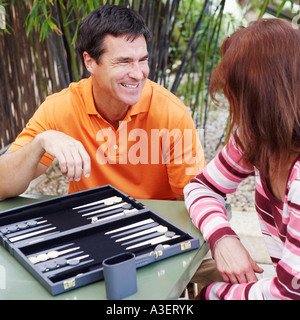 Coppia matura di giocare a backgammon Foto Stock